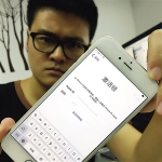 胡先生展示自己的iPhone 6 Plus 受访者供图 - 新浪江苏