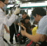 北京地铁上一老人被人群挤摔倒致骨折 - 江苏音符