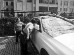 为了给车降温，妈妈拿来湿棉被 警方供图 - 新浪江苏