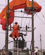 南京男子玩滑翔伞挂高压线上 触电身亡 - 江苏音符
