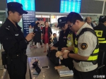 粗心乘客将包落在安检仪上 包内有港币18万元 - 江苏音符