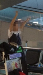 中国女游客曼谷机场闹事 手拿水果刀欲自残 - 江苏音符