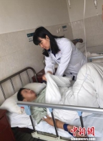 小谢正在医院接受治疗 徐珊 摄 - 江苏音符