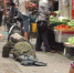 男子装残疾人街头乞讨月入万元 被揭穿伪装全过程 - 江苏音符