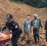 南京警方立刻赶赴滑坡现场，救助被困民众，将滑坡周边建筑进行隔离。 陈欢摄 - 新浪江苏