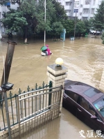 豪雨之下，镇江市区多处路段和小区出现积水路段。 - 新浪江苏