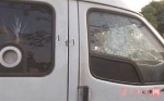 10月27日，广东东莞街头发生惊人一幕，一名男子持砖追砸一辆运钞车，押运员对其警告无效后开枪射击，致使该男子当场身亡。 - 新浪江苏