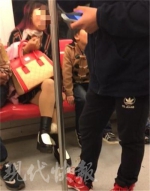 南京地铁现“瓜子女” 翘二郎 瓜子壳吐一地 - 江苏音符