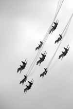 俄罗斯空军“勇士”“雨燕”进行混合编队表演训练 - 新浪江苏