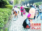 6岁娃帮环卫工奶奶扫马路:长大当警察保护她 - 江苏音符