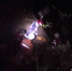 一车坠入百米山崖 陕西宜川消防紧急救援 - 消防总队