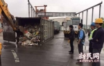 女子3万美金误当垃圾扔掉 环卫从10多吨垃圾中找回 - 江苏音符