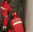 连云港一男童被卡两墙之间 消防队员砸墙救人 - 新浪江苏