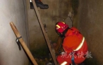 连云港一男童被卡两墙之间 消防队员砸墙救人 - 新浪江苏