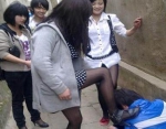 女大学生殴打同学 女子要跳楼被拽回来称：等打够了你再跳 - 江苏音符