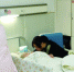  护士在为晓恬换药，妈妈在一旁照顾她 现代快报/ZAKER南京见习记者 吉星 摄 - 新浪江苏