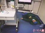 南京一位医生1天做7台手术 术间躺地上打盹成网红 - 新浪江苏