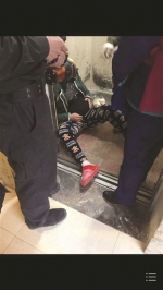 李女士瘫倒在电梯内。 - 新浪江苏