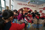 图为:学校师生、金陵国学堂老师和南京邮政工作人员一起，将相关礼物寄往全国各地。 - 妇女联合会