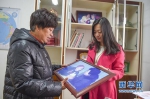 12月7日，沈福珍（左）向女儿周佳园介绍恩师费达生对她事业的关心与支持。新华社记者杨磊摄 - 妇女联合会