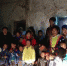 留在砖厂讨要工资的彝族工人以及他们的孩子。（来源网络） - 新浪江苏