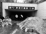 “指定商家”把建筑材料堆放在地下车库出入口 - 新浪江苏