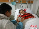 腊八节当天，一位老人正由其女儿喂食护理院熬制的腊八粥。　钟升摄 - 新浪江苏