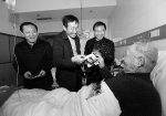 余新明（左一）、杨新明（左二）、朱明华（左三）看望刘生华烈士的父亲刘德和 现代快报/ZAKER南京记者 马晶晶 摄 - 新浪江苏