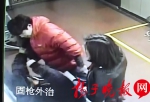南京两醉酒女子暴打的哥阻碍执法 被行政拘留 - 新浪江苏