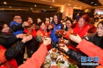 暖心！南京爱心志愿者请环卫工吃年夜饭 - 妇女联合会