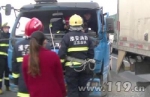 槽罐车追尾货车一人被困 淮安消防紧急救援 - 消防总队