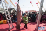 江苏海安举办冬季捕鱼节 "鱼王"比孩子还大 - 江苏音符