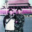 张浩（右)生前与朋友在天安门广场合影 亲属供图 - 新浪江苏