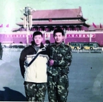张浩（右)生前与朋友在天安门广场合影 亲属供图 - 新浪江苏