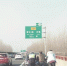 高速公路上车辆爆胎 民警帮忙将车推到安全区域 - 江苏音符