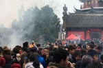 南京市民初一忙烧香 鸡鸣寺前排队 - 新浪江苏
