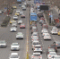 南京中山门大街，昨进城车辆（道路右侧）排起长队。新华报业视觉中心记者 万程鹏 摄 - 新浪江苏