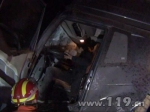 凌晨两车相撞司机被困 扬州消防紧急救援[图] - 消防总队