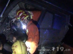 凌晨两车相撞司机被困 扬州消防紧急救援[图] - 消防总队