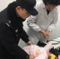 南京未满月女婴被弃公交站台 左手有残疾（图） - 新浪江苏