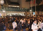香港7名警察因"袭击占中者"入狱 近4万警民集会声援 - 江苏音符