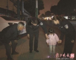 夫妻吵架迁怒孩子 3岁女儿被妈妈扔下车 - 新浪江苏