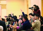 “新闻大战”打响，记者纷纷举手提问 - 新浪江苏