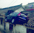 泰兴奇葩事故 黑色SUV开上了村民家屋顶 - 新浪江苏