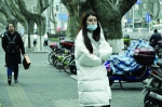 昨天降雨又降温，南京街头行人用棉衣把自己裹得严严实实 现代快报/ZAKER南京记者 徐洋 摄 - 新浪江苏