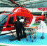 经过紧急申请，患者被送上救援直升机 - 新浪江苏