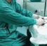 成都一医院医生吊着尿袋做手术：和病人有约定 - 江苏音符