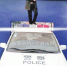 男子疑似持枪站警车顶玩自拍 当地警方已介 - 江苏音符