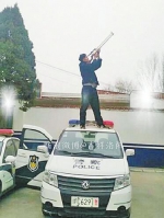 男子疑似持枪站警车顶玩自拍 当地警方已介 - 江苏音符