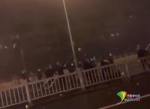 斗殴现场有多人持械追逐、叫喊。来源：视频截图 - 新浪江苏